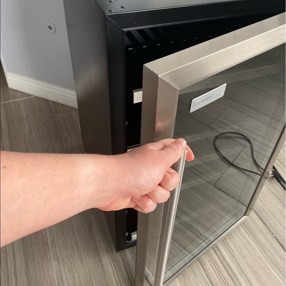 Danby Designer 38 Bottle Wine Fridge - Picture 2 of 9